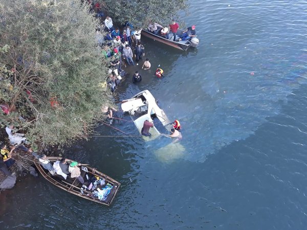 Hallan cuerpo de joven que desapareció tras caer con un automóvil al río Yguazú