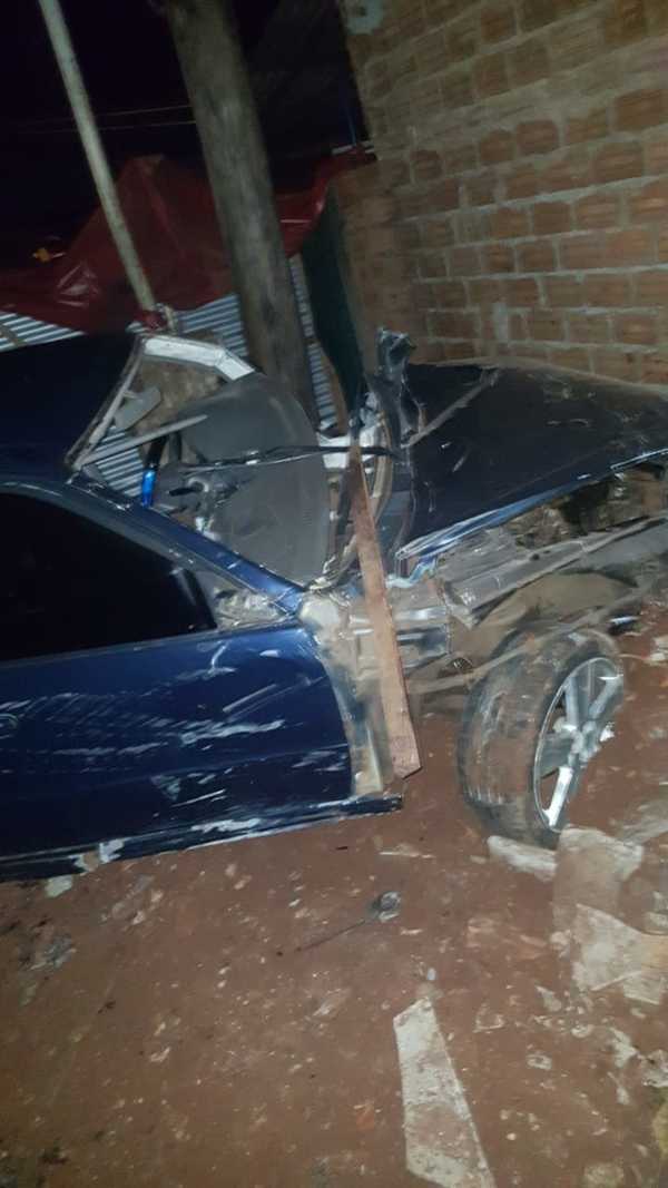 Automovilista muere tras chocar columna de la ANDE y estrellarse contra muralla