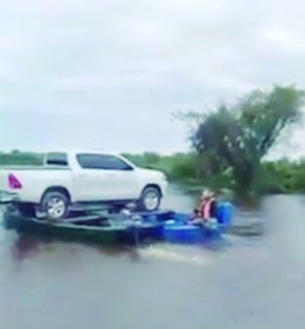 Canoa traslada autos hasta el otro lado