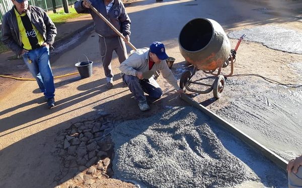 Vecinos cierran baches en Minga Guazú