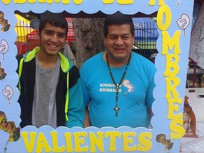 Le dispararon en el pecho y su rosario le salvó la vida