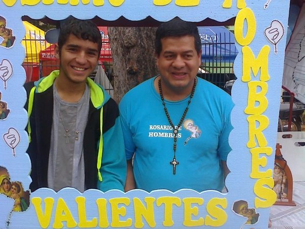 Le dispararon en el pecho y su rosario le salvó la vida