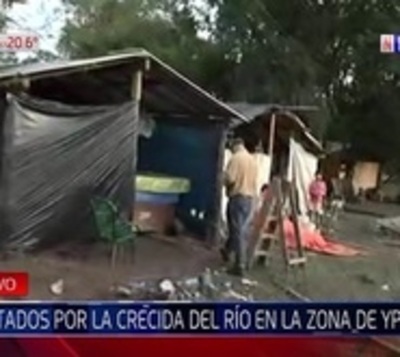 Con carpas y chapas, familias de Ype Ka'ê le hacen frente a la crecida - Paraguay.com