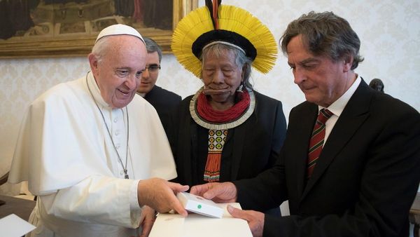 Papa recibe a líder indígena Raoni, aliado clave en la defensa de la Amazonia