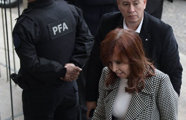 Expresidenta argentina Kirchner comparece por segunda vez en juicio por corrupción