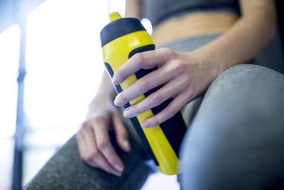 Advierten de gérmenes en botellas reutilizables - ADN Paraguayo