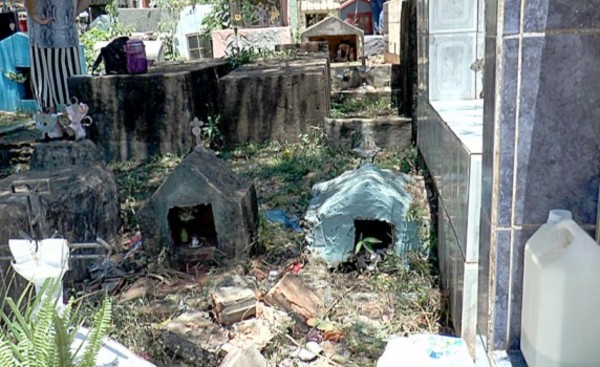 Volvía a casa y Pombero lo llevó de paseo a un cementerio