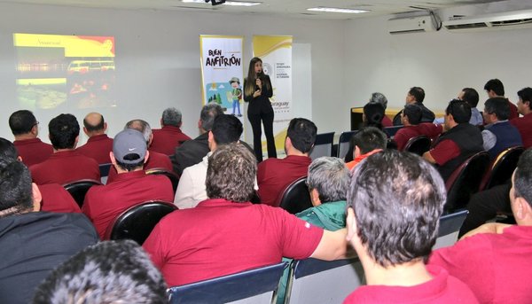 Capacitan a taxistas del aeropuerto para que sean "buenos anfitriones" - ADN Paraguayo