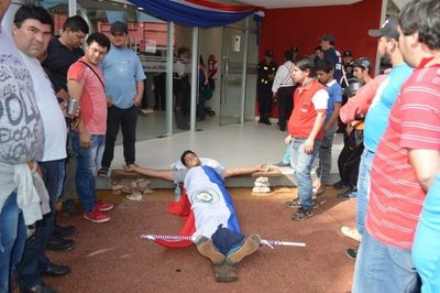Choferes sitian Comuna sanlorenzana y uno se crucifica - Nacionales - ABC Color