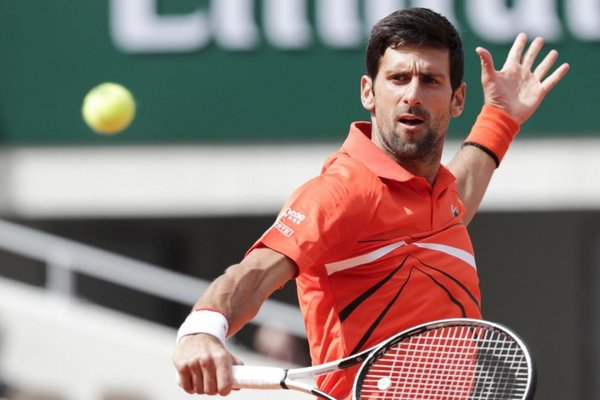 Djokovic cumple en su debut ante Hurcakz - Deportes - ABC Color