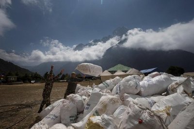 Acaba una temporada de muerte y atascos en la cumbre del Everest - Internacionales - ABC Color