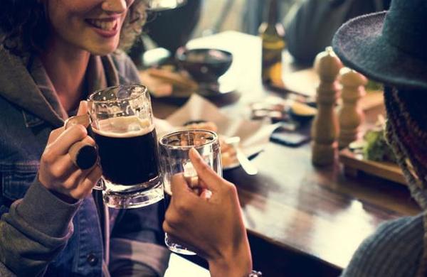 Tu gusto en exceso por el café y el alcohol lo heredaste de tus padres - C9N