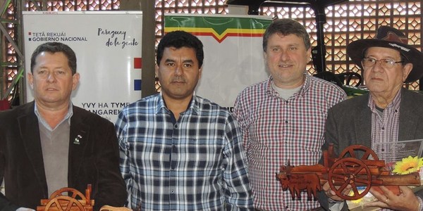 MINISTRO DE AGRICULTURA VISITÓ A PRODUCTORES DE CNEL. BOGADO.