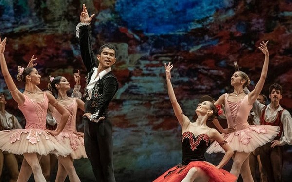 Bailarín paraguayo brilla en el ballet del Teatro Colón de Buenos Aires - Digital Misiones