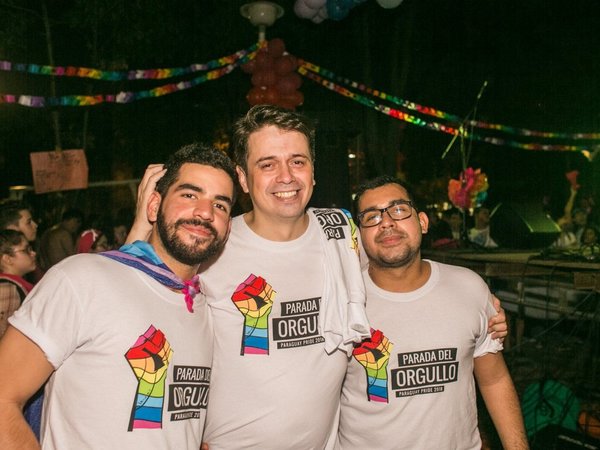 Con sus dos "maridos", Simón Cazal apoya el poliamor