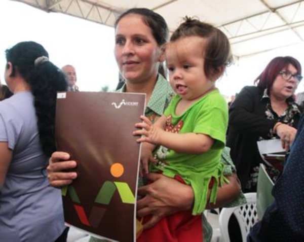 Entregan 185 títulos de propiedad a familias agrarias - ADN Paraguayo