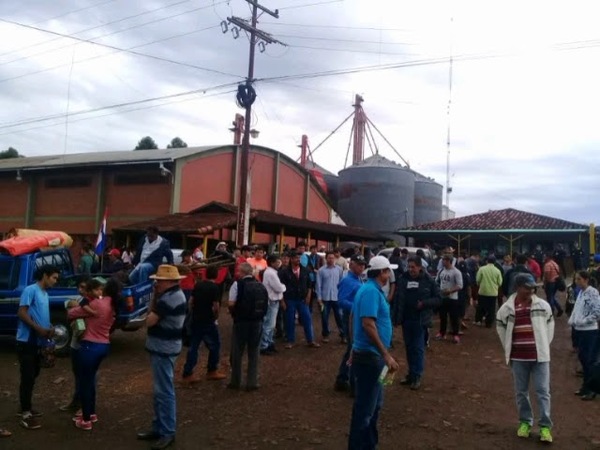 Yerbateros se manifiestan frente a planta industrial