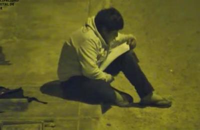Millonario le cambia la vida al niño que hacía los deberes bajo un faro en la calle - C9N