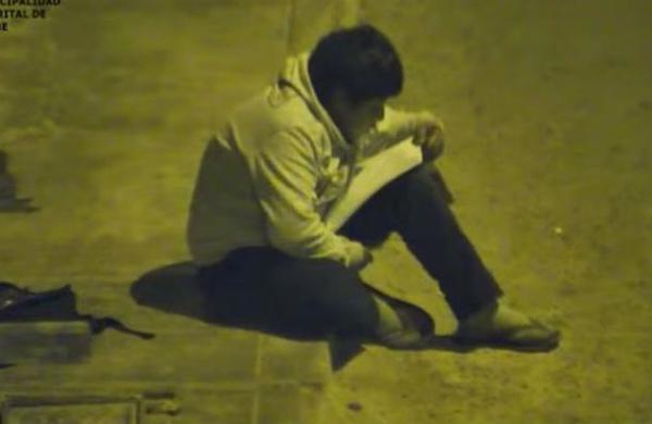 Millonario le cambia la vida al niño que hacía los deberes bajo un faro en la calle - C9N