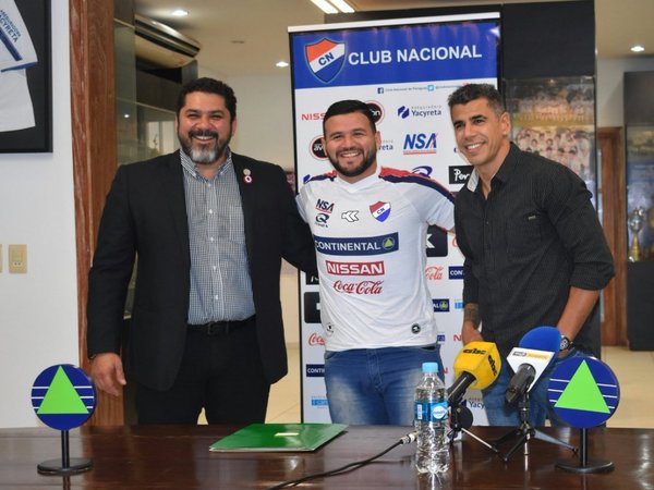 Pinti Álvarez ya posa con la camiseta de Nacional