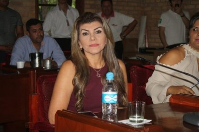 Exintendente interina de CDE denunciada por supuesta lesión de confianza y estafa - Radio 1000 AM