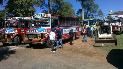 Chofer se crucifica por cancelación de itinerario de la línea 9 » Ñanduti