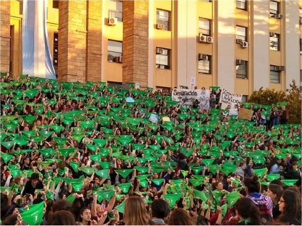 La campaña por el aborto legal vuelve al Congreso argentino en año electoral