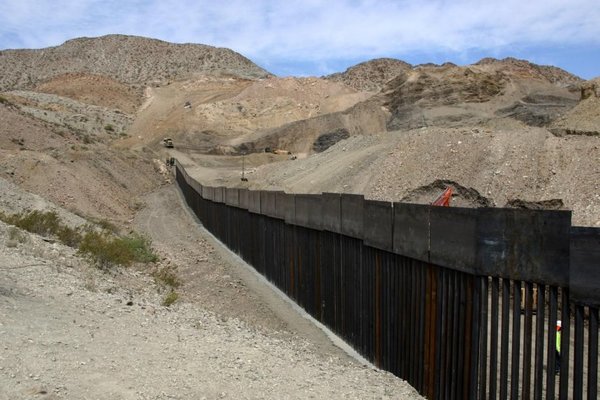 Seguidores de Trump construyen muro “privado” en frontera con México - Internacionales - ABC Color