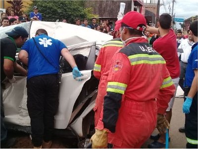 Dos fallecidos tras choque entre un colectivo y un automóvil en Capiatá