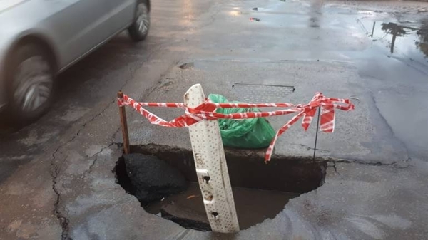 HOY / La insoportable lentitud de la comuna desata burlas: antes que taparlos señalizan baches