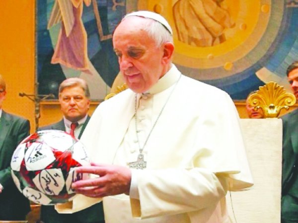 El Papa pelotero tiró consejos a futboleros