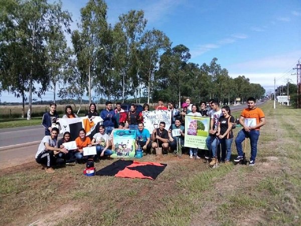 Jóvenes reforestan espacios de Villarrica con lapachos rosados