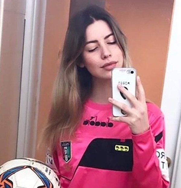 ¡Árbitra recibe desafío de sexo de uno de 14!