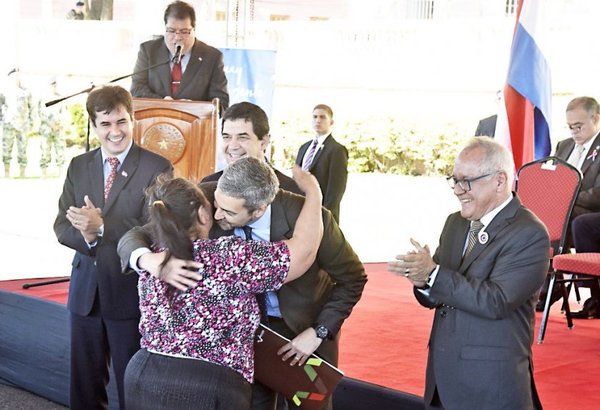 Indert entrega 185 títulos de propiedad - Edicion Impresa - ABC Color