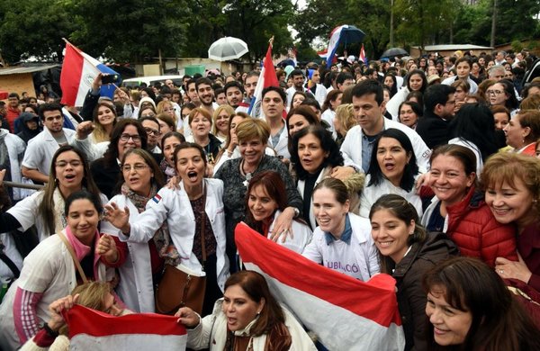 El Ejecutivo analiza recurrir a la Corte para frenar jubilación de los médicos - Edicion Impresa - ABC Color