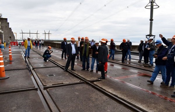 Parlamentarios visitaron Yacyretá para verificar obras de adecuación - Edicion Impresa - ABC Color