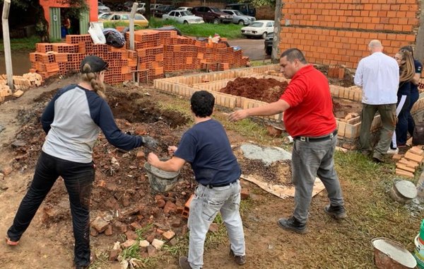 Hábitat edifica casas con apoyo del voluntariado - Edicion Impresa - ABC Color