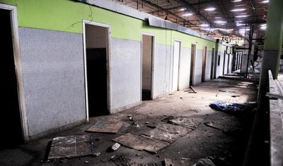 La Terminal de Ómnibus recibe a los viajeros en peligrosas condiciones - Edicion Impresa - ABC Color