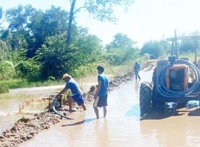 Pobladores liberan de agua tramo caminero - Edicion Impresa - ABC Color