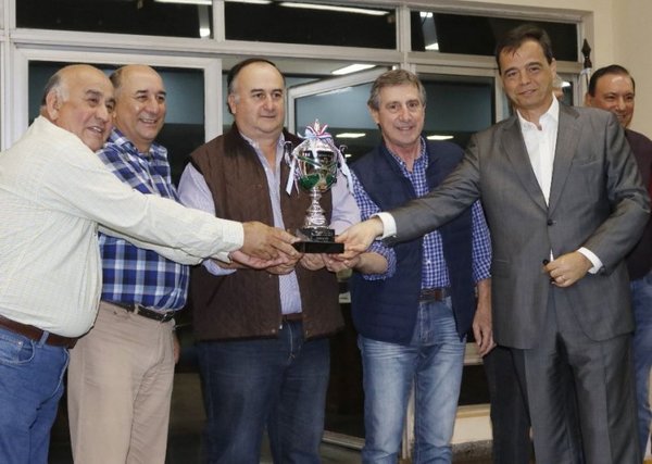 Valente Duque, la liebre en el premio albiceleste - Edicion Impresa - ABC Color