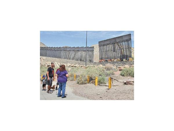 Seguidores de Trump construyen su propio muro con México