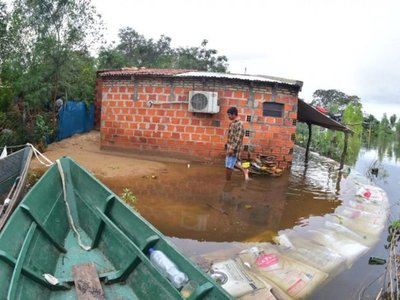 Ñeembucú: Luchan contra el agua  y esperan  ayuda de las autoridades