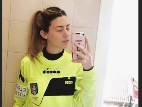 Jugador se bajó el short y desafió a árbitra a tener sexo en pleno partido
