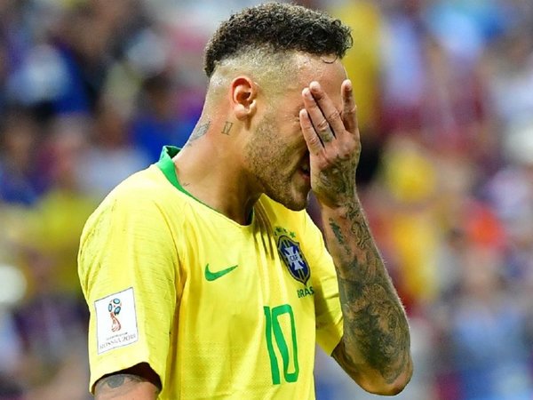 Neymar pierde el brazalete de capitán con Brasil en favor de Dani Alves