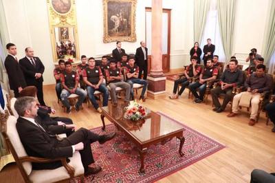 Jefe de Estado recibe al equipo indígena del Chaco y luego participará de la inauguración de fábrica de leche en Itá