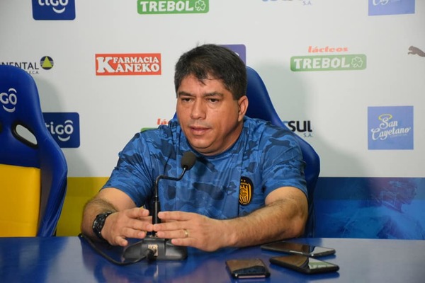 Roberto “Tiburón” Torres, renueva vínculo con el auriazul - ADN Paraguayo