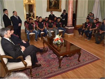 Futbolistas de Puerto Diana exponen necesidades de Bahía Negra a Mario Abdo