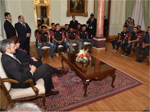Futbolistas de Puerto Diana exponen necesidades de Bahía Negra a Mario Abdo