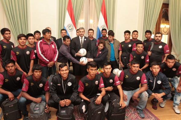 Presidente recibe a equipo nativo chaqueño que participará de la Copa Paraguay | .::Agencia IP::.