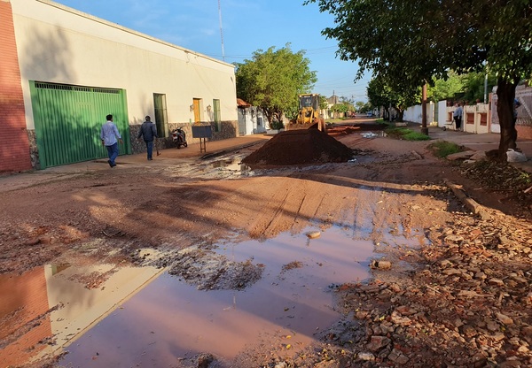 Vecinos reparan calle céntrica de Concepción